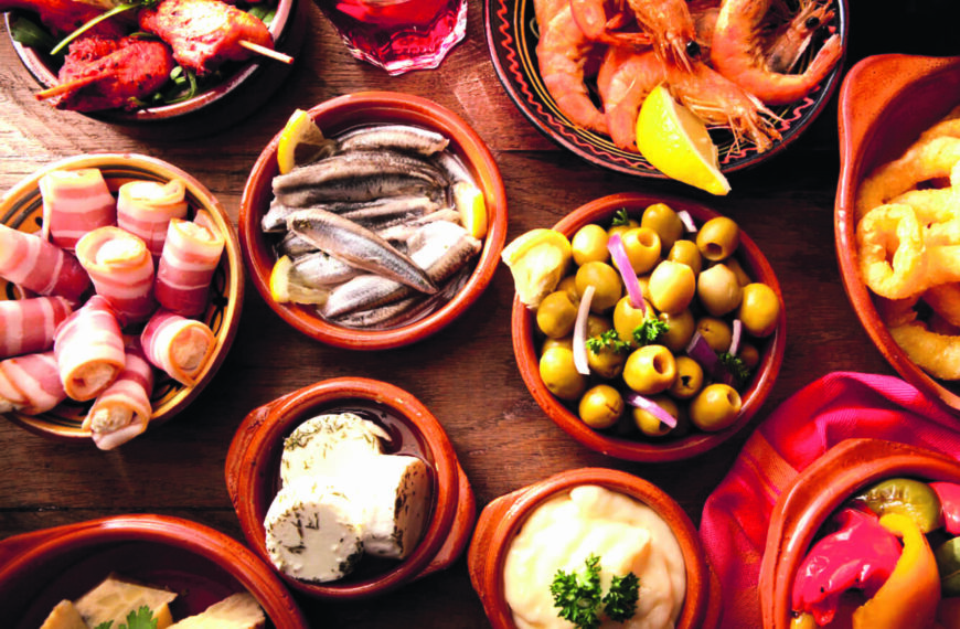 Spanien: Die Tradition der Tapas – Ursprung, Vielfalt und Bedeutung der kleinen spanischen Gerichte