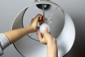 Wie man eine Glühbirne richtig wechselt: Anleitung zur sicheren Glühbirnenmontage