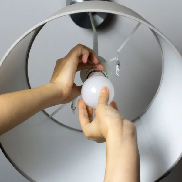 Wie man eine Glühbirne richtig wechselt: Anleitung zur sicheren Glühbirnenmontage